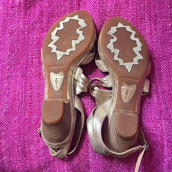 Born Crown gold sandals with a low stacked heel. Size 9. - Picture 4 of 6